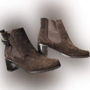 Markon NWOT brown suede boots